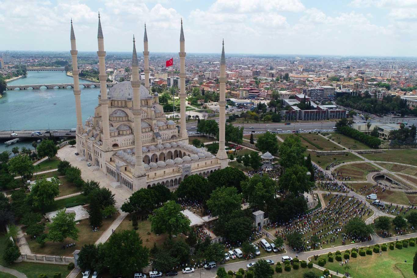 Adana'da sosyal mesafeye riayet edilerek Cuma namazı eda edildi